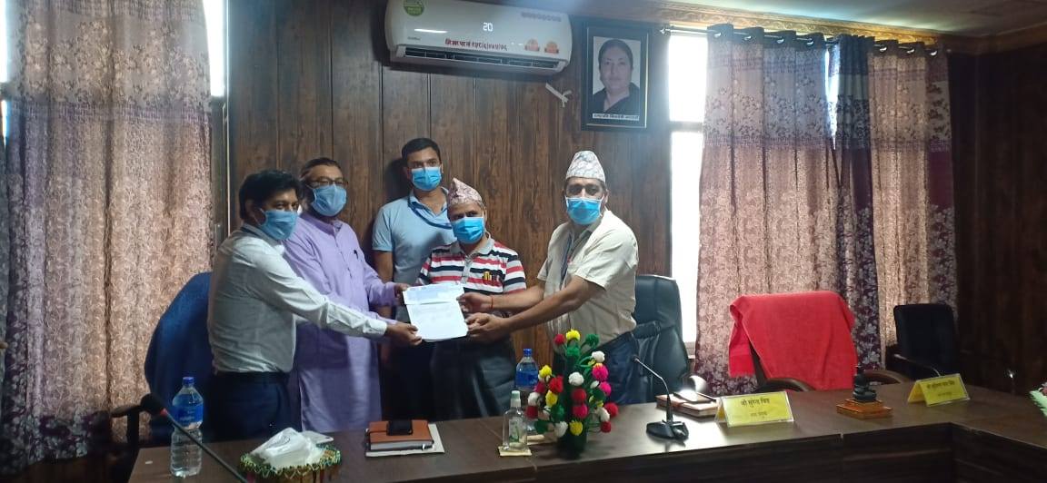 भीमदत्त नगरपालिकाद्वारा महाकाली अस्पताललाई १० लाख सहयोग